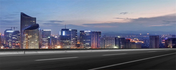 摄图网_500460639_公路旁边的城市夜景(企业商用).jpg
